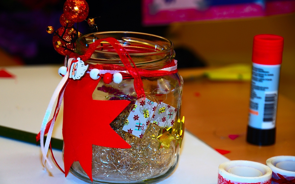 Kinder basteln in unserem Atelier eine eigene Laterne für den Umzug.