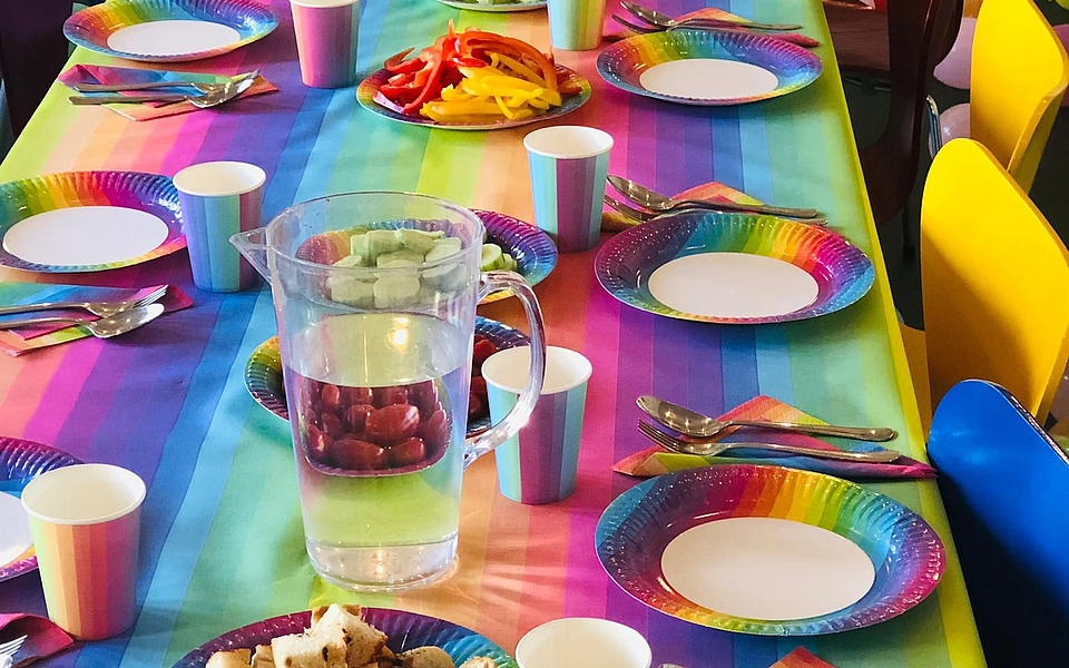 Wir bereiten gemeinsam mit den Kindern ein feines Abendessen zu. Nach dem Essen wird eine Geschichte erzählt oder wir spielen zusammen.