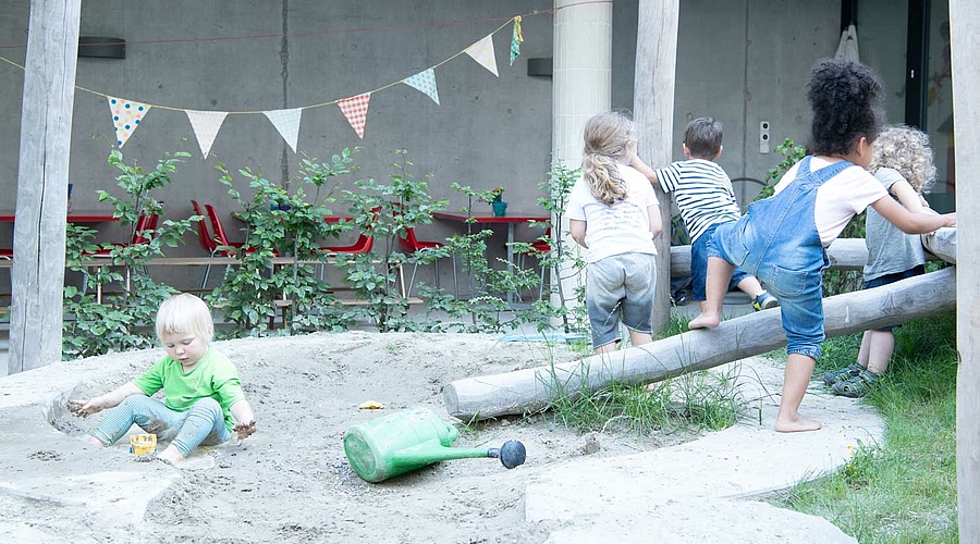 Spielplatz im Innenhof des Zentrums ELCH Frieden, Wehntalerstrasse 440, Zürich