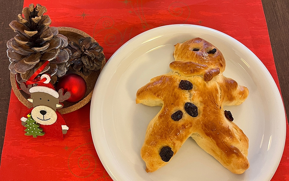 Zusammen backen wir feine Hefeteigmännchen und geniessen die vorweihnachtliche Stimmung im Kafi Plus.